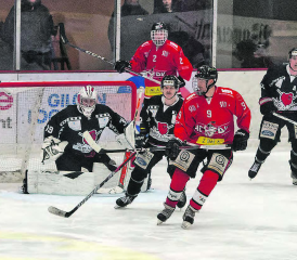 Wer holt den Puck? Reinachs Simon Pfister wartet auf seine Chance mit der Scheibe auf das Tor zu ziehen – dreimal gelang es ihm an diesem Abend gegen Delemont das Tor zu treffen. (Bild: Roland Jaus)