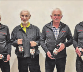 Erhielten eine Flasche Wein als Dank: (v.l.n.r.) Rolf Heeb, Martin von Arx (Jubilar), Andres Heeb und Daniel Geissbühler. (Bild: zVg.)