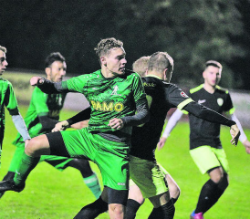 Der FC Gontenschwil spielte in Buchs besser als das Resultat es vermuten lässt. Hier scheitert Dario Di Donato an der Buchser Abwehr – manchmal war aber auch die Torumrandung im Weg. (Bild: Otto Lüscher)