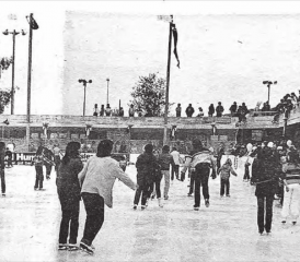 Samstag, 10. Oktober 1981: Eröffnung der Kunsteisbahn Reinach, damals noch als Freiluftanlage. (Bilder: WB-Archiv)