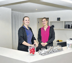 Xundheitszentrum Reinach: Am Montag fand in den neuen Praxisräumen der Alten Mühle die erste Sprechstunde statt. Im Bild die beiden med. Praxisassistentinnen MPA Chantal Habermacher (links) und Daniela Flückiger. (Bilder: msu.)