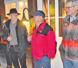 Die Wiliberger genossen den Apéro mit Fondue zur Einweihung der neuen Bergstrasse. (Bilder: aw.)