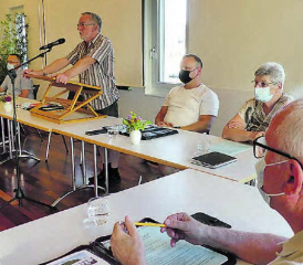 Kirchenpflegepräsident Kurt Hirt konnte zügig durch die verschiedenen Traktanden der Kirchgemeindeversammlung der ref. Kirchgemeinde Gontenschwil-Zetzwil führen. (Bild: zVg.)