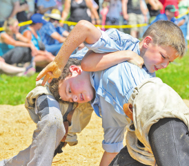 Leroy Fäs (hellere Hosen) lieferte dem Aarauer Ruben Rösch auf dem Engelberg einen packenden Zweikampf, den der Dürrenäscher trotz Vorteilen schliesslich verlor. (Bild: wr.)