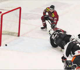 Shayan Lascandri trifft präzise zum 2:0 gegen Torhüter Brian Stucki. (Bild: Otto Lüscher)