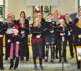 Zum Potpourri als Samichläuse maskiert: Der Ad-hoc-Chor bereicherte unter der Leitung von Carol Simon den Kleeblatt-Gottesdienst zum 1. Advent. (Bilder: st.)
