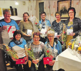 Es konnten zahlreiche Ehrungen durchgeführt werden. Bernadette Lüthi (hinten ganz links) wurde zum Ehrenmitglied ernannt. (Bild: zVg.)