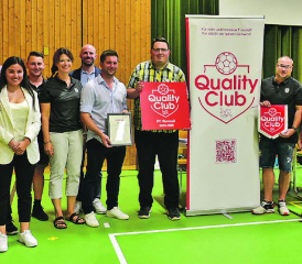 Der FC Gunzwil durfte das Quality-Club-Zertifikat entgegennehmen: (v.l.n.r.) Peter Lüönd (Präsident Seniorenkommission IFV), Jonas Müller (Kassier), Romana Bozana (Mitarbeiterin SFV Quality Club), Philipp Furrer (Juniorenobmann) Ariane Schlapfer (PR), Matthias Krummen (Projektleiter SFV Quality Club), Samuel Stocker (Präsident FC Gunzwil), Marc Müller (PR), Reto Wüest (Spielkommission), Mirjam Meyer (Verantwortliche Frauen/Juniorinnen), Geri Prudente (Sportchef FC Gunzwil). (Bild: zVg.)