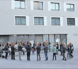 Die Guggenmusik Auckland aus Neuseeland spielte zum Begrüssungsapéro vor der Gemeindeverwaltung. (Bild: zVg.)