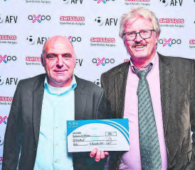 SCS-Funktionär des Jahres Urs «Cecce» Morgenthaler und Vereinspräsident Heinz Wölfli: Der SC Schöftland nahm an der AFV-Gala eine Anerkennung für seine vorbildliche Vereinsarbeit entgegen. (Bild: zVg.)
