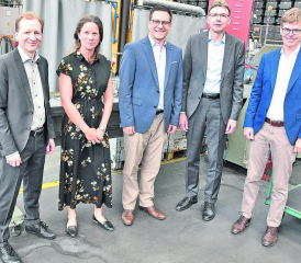 Eine Delegation aus Aarau stattete der Metall Service Menziken AG einen Besuch ab: Markus Rudin, Verena Rohrer, Reto Caprez, Regierungsrat Dieter Egli und Daniel Lang (v. l.) (Bilder aw.)