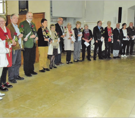 Sie fanden kaum Platz im Chor der Kirche: Die Konfirmanden des Jahrgangs 1969 erschienen in erfreulich grosser Anzahl – und sie kamen aus der ganzen Welt angereist. (Bilder: st.)