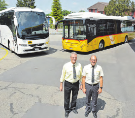 Adolf Hüsler, der Inhaber der SB Trans GmbH (links), und der Leiter der Garage Sempach Station, Patrick Häberli, präsentieren stolz die beiden brandneuen Fahrzeuge – den Car mit Theaterbestuhlung (links) und den zweiten Hybrid-Linienbus. (Bild Daniel Zumbühl)