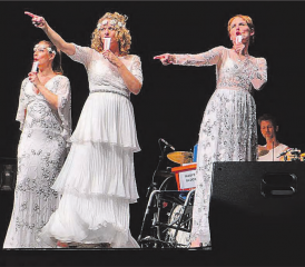 Exfreundinnen auf der Bühne: Zum wiederholten Besuch im Saalbau wurde nicht nur mit Sekt, sondern auch mit Zahnpasta-Tuben gefeiert. (Bild: lo.)