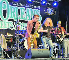 Gut gelaunt und voll motiviert: Sandra Rippstein auf der Bühne in Zofingen. Ganz links Christoph Heule am Klavier. (Bilder: st.)