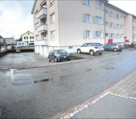 Das Potential der Heizung in der Mehrzweckhalle Hirschmatt (ganz links)wird ausgeschöpft: Nach dem Ersatz der alten Holzfeuerung durch eine neue Anlage wird der «Wärmeverbund Hirschthal» bis zu den Liegenschaften an der Zelgliackerstrasse erweitert. (Bild: rc.)