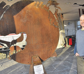 Eiserne Objekte wiesen den Weg zur Ausstellung: Der Staffelbacher Nik Walter präsentierte sein Werk «Wie wir mit der Welt umgehen». (Bilder: aw.)