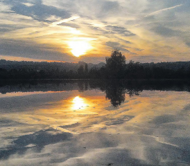 Abendstille auf dem Wasser… Im Wechselspiel mit der untergehenden Sonne sorgen die aufziehenden Wolken für eine einmalige Stimmung. (Bild: msu.)