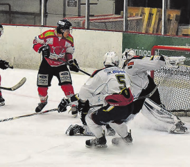 Der Siegestreffer der Red Lions: Patrick Rothen (2 v.l.) hängt den Puck ins Netz. (Bilder: mars.)