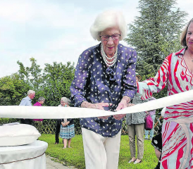 Offizielle Einweihung der Wohlfühloase: Die grosszügige Spenderin Liliane Fischer-Curti (l.) zerschneidet mit einer Schere das Band als Symbol der Eröffnung, begleitet von ihrer Tochter Corinne Fischer. (Bild: zVg.)