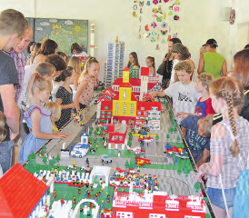 Es war ein bereicherndes Gemeinschaftswerk: Die Kinder bauten alle eifrig mit an der Lego-Stadt. (Bild: zVg.)