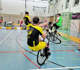 7 Punkte aus 5 Spielen könnten für den Ligaerhalt reichen: Freddy Schenk (vorne) und Michael Baumann bei einem Eckball. (Bild: zVg.)
