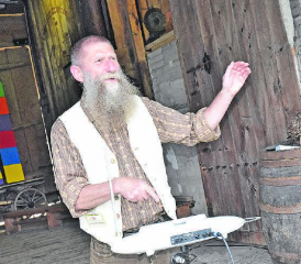 Tonerzeugung mittels Armbewegungen: Andrea-Carlo Polesello führt den digitalen Synthesizer vor.