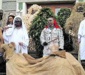 Die ganze Bärzeligruppe ist bereit: Startpunkt des Bärzelitreibens war auch dieses Jahr das Schulhaus Hallwil.