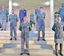 Neu brevetierte Offiziere aus der Region Aarau, dazu (ganz hinten, von links) Kreiskommandant Rolf Stäuble, Regierungsrat Jean-Pierre Gallati, Divisionär Daniel Keller und Oberst Dieter Wicki. (Bilder: wr)