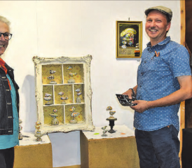 Freude herrschte im Museum: Felix Hinninger erklärt einer Besucherin mit verschmitztem Lächeln, wie seine bunten Vögel entstehen. (Bilder: st.)