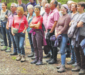 Interessiert: Rund 200 Personen nahmen am Waldumgang teil. (Bilder: hh)