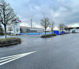 Blick in die Arbeitszone A1 im Reinacher Moos: Das «Jumbo-Gebäude soll verschwinden, der Neubau auf dem Parkplatz errichtet werden». (Bild: rc.)