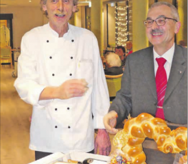 Herzliche Verabschiedung: (v.li) Hansjürg Schneider stand dem Zentrumsleiter Jakob Faes in einem Interview Red und Antwort zu seiner Zeit in der AZ-Küche. (Bilder: moha.)