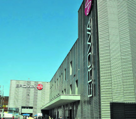 Ein imposanter Bau: In seinem Innern finden die Besucher hochentwickelte Technologie, untergebracht in zweckmässigen, grosszügig konzipierten Räumlichkeiten. (Bilder: st.)