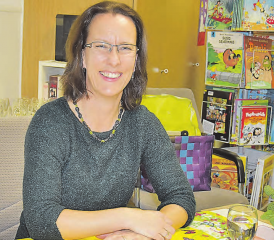 «Aarauer Finsternis» in der Bibliothek Uerkheim: Ina Haller las aus ihrem neuesten Kriminalroman. (Bild: aw.)