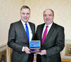 Landammann 2024 ist Dr. Markus Dieth (rechts) – hier bei der Übernahme der Landammannuhr aus den Händen seines Vorgängers in dieser Position, Jean-Pierre Gallati. (Bild: zVg.)