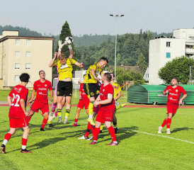 Umkämpft, aber unentschieden: das Duell der beiden Absteiger Zofingen (in Rot) und Gränichen. (Bild: Roland Jaus)