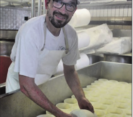 Noch junge Schäflein: Franz Scheuber gibt seinem Schafkäse genügend Zeit zum Reifen. (Bild: uke.)