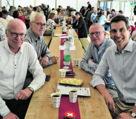 Hochkarätiger Gast in Unterkulm: Ständerat Thierry Burkart (rechts) mit Unterkulms Gemeindeammann Emil Huber, Gemeinderat Urs Schläpfer und Teufenthals Gemeindeammann Niklaus Boss (v.l.n.r.). (Bild: hg.)