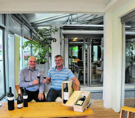 Modestino Capilato, Inhaber und Geschäftsführer von der Procava AG (links) und René Wabo Weber, Verwaltungsrat der Atrium-design AG (rechts) heissen die Besucher am kommenden Wochenende herzlich Willkommen zur Weinmesse der besonderen Art. (Bild: jaf.)