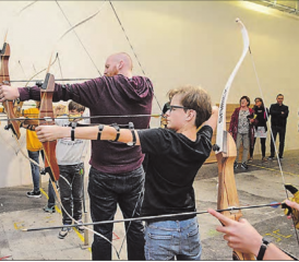 Treffsichere Teilnehmende: Bogenschiessen im Trainingslokal des Bogenclubs Suhrental. (Bilder: Kaspar Flückiger)
