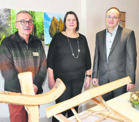 Sie freuen sich über den schönen hellen Andachtsraum: Zenrumsleiter Jakob Faes (links), Architektin Anita Holenstein und Pfarrer Heinz Brauchart. Im Vordergrund das «geschwungene Kreuz» von David Mosimann.