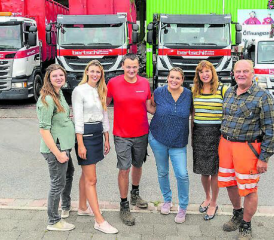 Im Familienbetrieb wird mit Freude auch selber angepackt (v.l.): Olivia Bertschi, Karin Bertschi, Daniel Bertschi, Sabine Frei-Bertschi, Monika und Albert Bertschi. (Bild: zVg.)