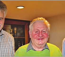Rücktritt nach 26 Jahren: Ruedi Scheibler (Mitte) hat die Leitung der Veteranenortsgruppe Unterentfelden abgegeben und erhielt von Kreispräsident Ernst Ritzmann (links) und Kantonalpräsident Heinz Kim nur lobende Worte zum Abschied. (Bild: wr)