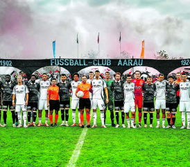 Der FC Aarau und Schalke 04 vor der prächtigen Choreo der «Szene Aarau». (Bild: Sarah Rölli)