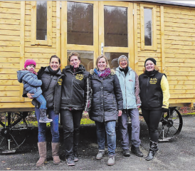 Ein grosses Geschenk auf Rädern: Dank der Sendung «Happy Day» hat der Verein Dorf-Treff Teufenthal einen eigenen Zirkuswagen. Bei der Übergabe mit dabei waren (v.li.) die kleine Siena, Patricia Stuber, Nicole Koslowski, Tamara Fäs, Ruth Münger und Raffaele Schmid. (Bild: moha.)