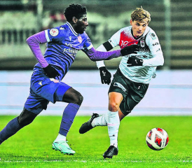 Der einzige Torschütze des Abends: Bastien Conus geht keinem Zweikampf aus dem Weg und setzte sich wie hier gegen Alexandre Jankewitz immer wieder durch. (Bild: Sarah Rölli)