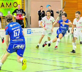 Gute Leistung, aber keine Punkte beim Leader in Thun: Andreas Frey (67) sucht eine Lücke, Dario Cimino (23) läuft in Stellung. (Bild: Roland Wick)