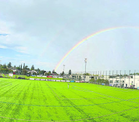 Regenbogen über Binningen: Nach dem Regen wurde Fussball gespielt. (Bild: scs.)