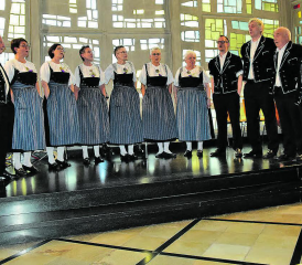 Mit Inbrunst aus vollen Kehlen: Das Jodlerchörli Suhrental geniesst die Auftritte in der schönen Müheler Kirche sichtlich. (Bilder: st.)